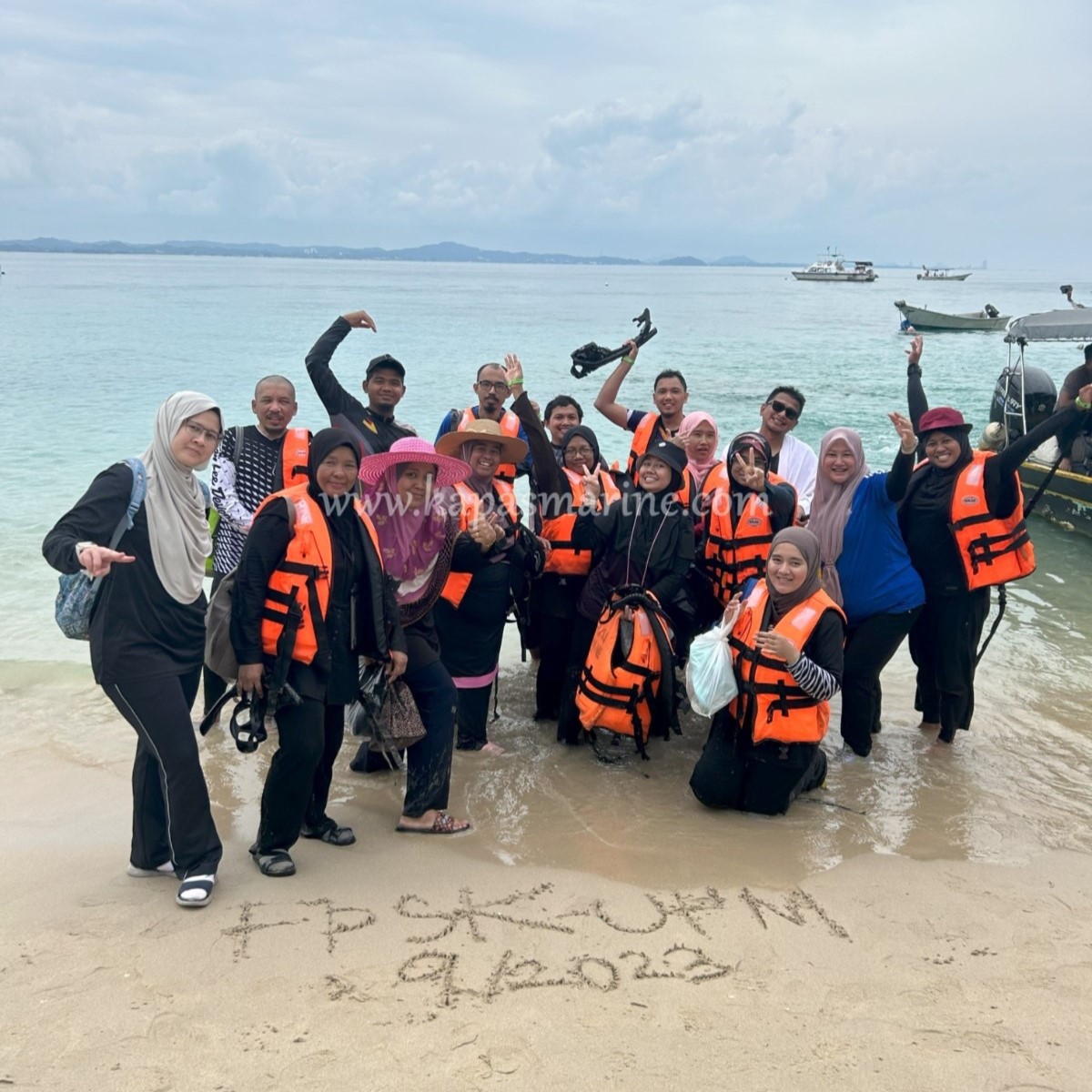 IMG 3354 Pakej Pulau Kapas | Day Trip Pulau Kapas Pulau Kapas adalah sebuah tempat yang indah dan tenang di negeri Terengganu, Malaysia. Ia terkenal dengan airnya yang jernih dan pasir pantainya yang putih.Pulau ini adalah tempat yang menarik untuk berehat dan keluar sekejap dari hiruk-pikuk kehidupan bandar.